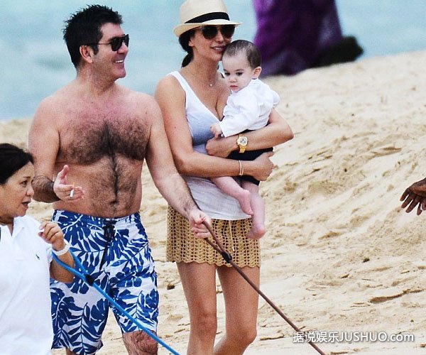 西蒙一家三口度假可爱儿子抢镜