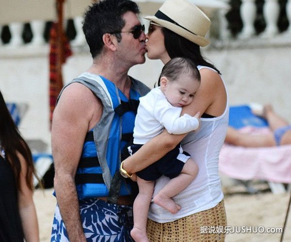 西蒙一家三口度假可爱儿子抢镜