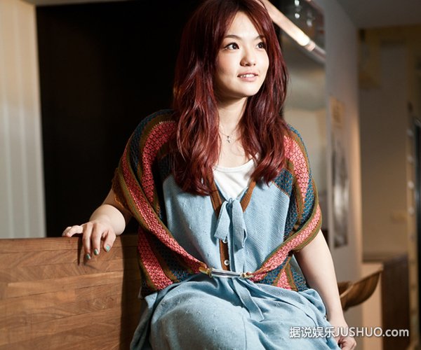 《寻人启事》徐佳莹超短热裤走“轻熟”路线 《寻人启事》徐佳莹超短热裤走“轻熟”路线