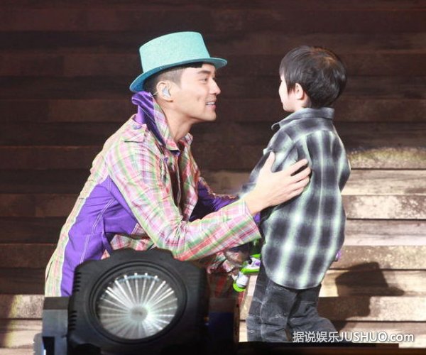 张智霖演唱会大唱韩文歌 张家辉压轴