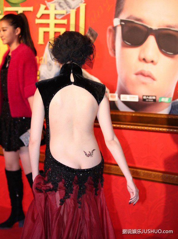 《私人订制》红毯全阵容出席 女星露臀抢镜