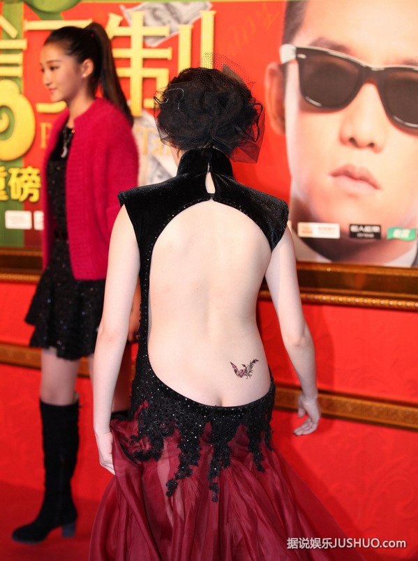 《私人订制》红毯全阵容出席 女星露臀抢镜