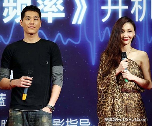 牛萌萌承认恋上张默 蓝正龙婚后首亮相向前任道