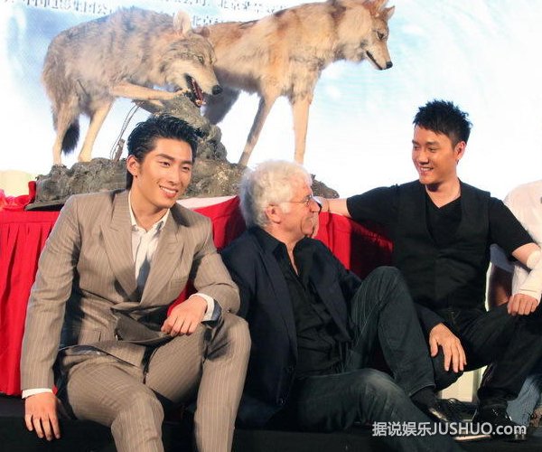 冯绍峰《狼图腾》发布会认养小狼 忆狼儿子落泪