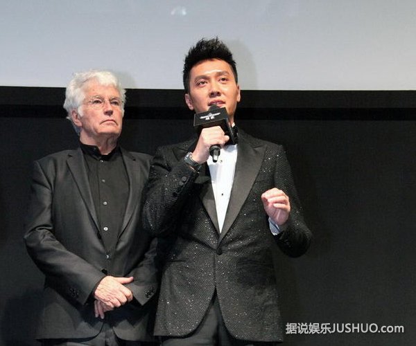 冯绍峰《狼图腾》发布会认养小狼 忆狼儿子落泪