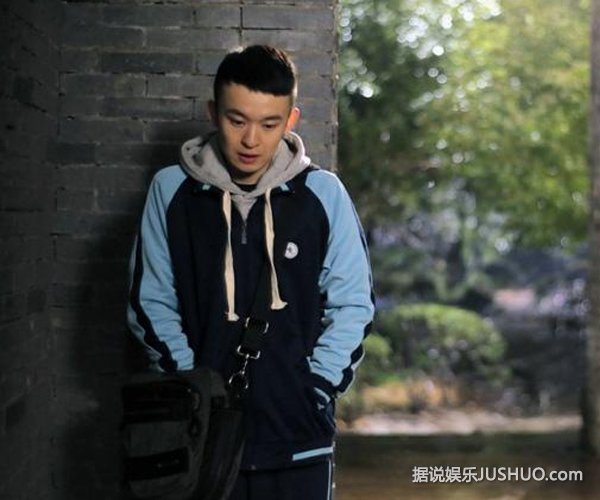 焦俊艳清新亮相 《笔仙3》自曝强吻董子健