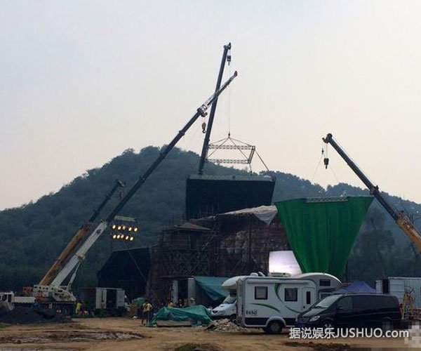 《鬼吹灯》片场被偷拍陆川自黒