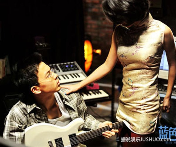 《蓝色骨头》鱼鸟之情为跨界畸恋 《蓝色骨头》鱼鸟之情为跨界畸恋