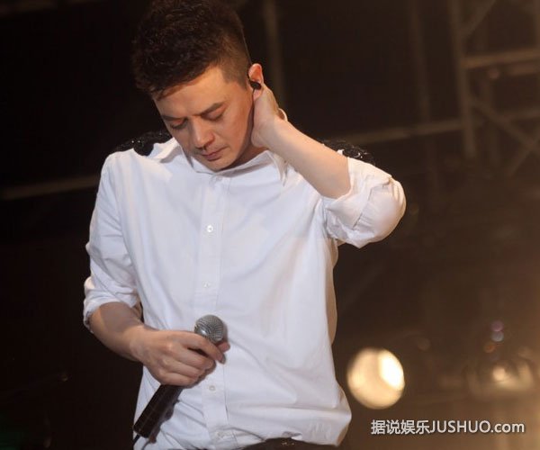 黄耀明出柜与同性密友亲密出街 黄耀明出柜与同性密友亲密出街