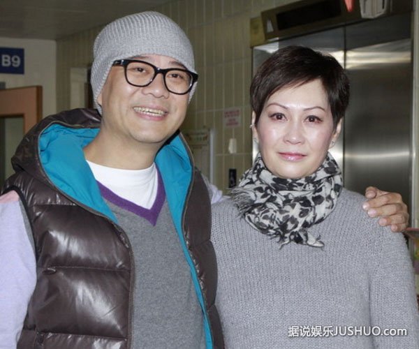 欧阳震华结婚18年晒合影秀幸福:十分感恩 欧阳震华结婚18年晒合影秀幸福:十分感恩