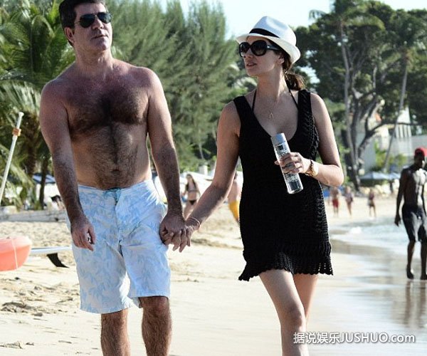 毒舌西蒙与娇妻沙滩秀恩爱 手牵手甜蜜漫步