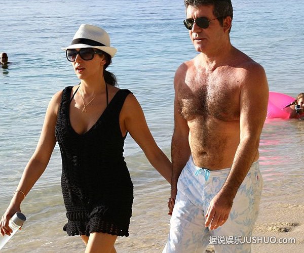 毒舌西蒙与娇妻沙滩秀恩爱 手牵手甜蜜漫步