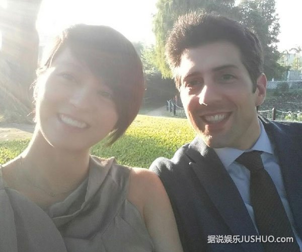 梁咏琪庆祝节日搂丈夫一脸的幸福