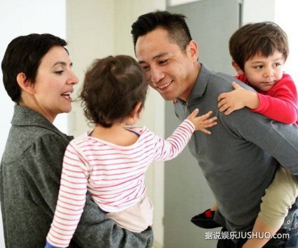 刘烨携妻子现身机场紧牵手秀恩爱