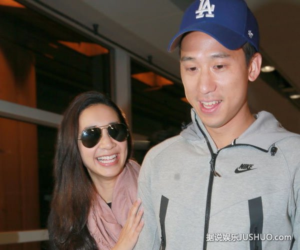 吴雨霏与老公洪立熙甜蜜返港 否认奉子成婚