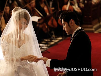 周杰伦初为人夫恶搞 澳洲婚礼将伴郞推水池