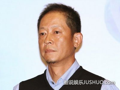 王志文贴身护娇妻 陈坚红腿受伤拄拐杖前行