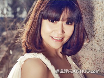 王志文贴身护娇妻 陈坚红腿受伤拄拐杖前行