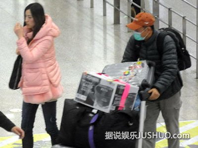 王志文贴身护娇妻 陈坚红腿受伤拄拐杖前行