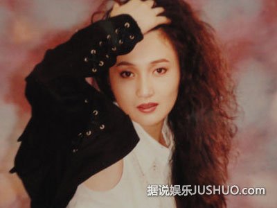 王志文贴身护娇妻 陈坚红腿受伤拄拐杖前行