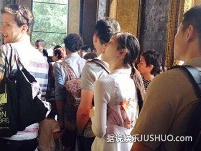曝刘强东送章泽天花亲切喊其老婆