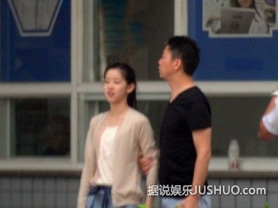 曝刘强东送章泽天花亲切喊其老婆