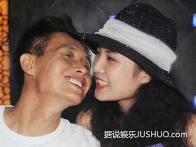 邓建国亲娇妻孕肚秀恩爱 狂作秀