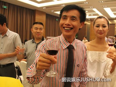 邓建国亲娇妻孕肚秀恩爱 狂作秀