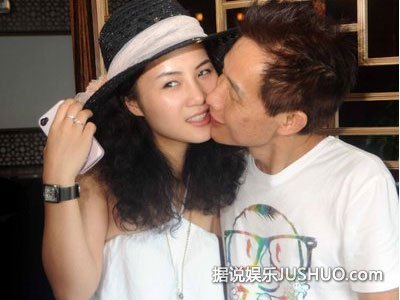 邓建国亲娇妻孕肚秀恩爱 狂作秀