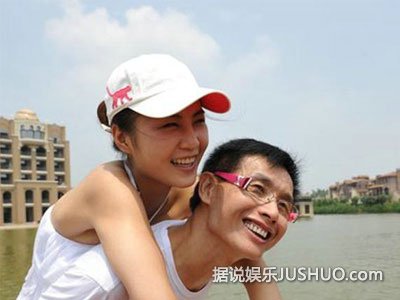 邓建国亲娇妻孕肚秀恩爱 狂作秀