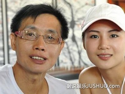 邓建国亲娇妻孕肚秀恩爱 狂作秀