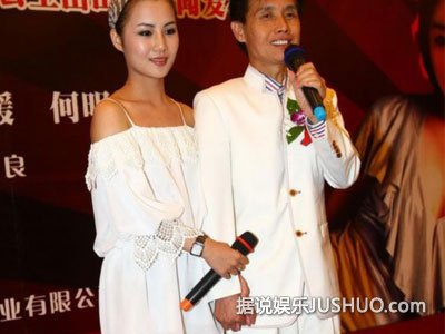 邓建国亲娇妻孕肚秀恩爱 狂作秀