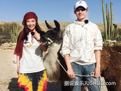 张铎晒与妻子合影 记录甜蜜瞬间