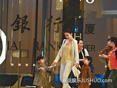 富太黎姿牵双胞胎逛街 揭其情史 富太黎姿牵双胞胎逛街 揭其情史