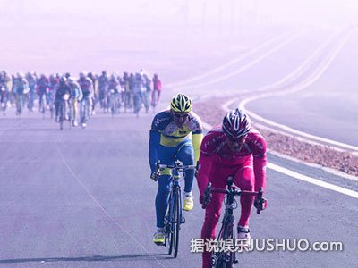 彭于晏为拍摄《破风》 帅气穿行腾格里沙漠