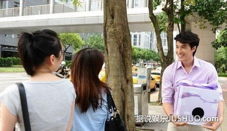 跟女星争做卫生巾代言人的十大男星