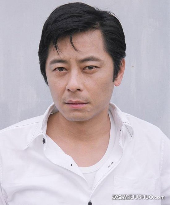 王杰带妙龄女郎上酒店 赠女方20万玉镯