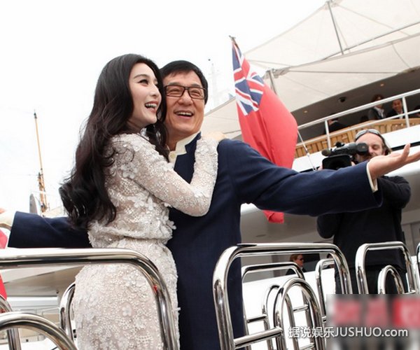 成龙杨采妮艳照疯传 网友晒ps前图辟谣 成龙杨采妮艳照疯传 网友晒ps前图辟谣