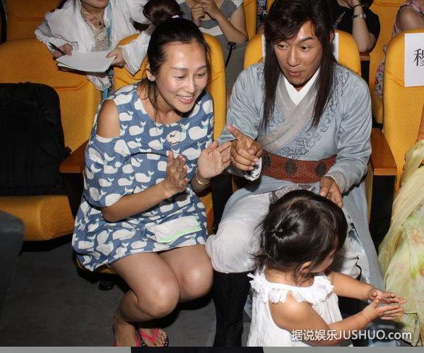 陈浩民否认老婆怀孕偷食 第三胎可能双胞胎