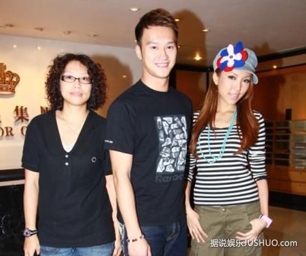 吴浩康与女性拍照惹绯闻 钟舒漫投男友信任票