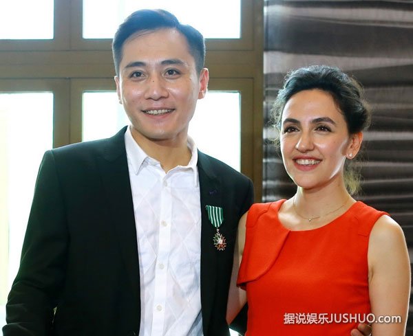 刘烨蹭机票回家“查岗” 老婆安娜变“贤内助”