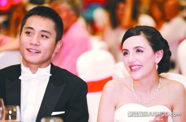 刘烨蹭机票回家“查岗” 老婆安娜变“贤内助”