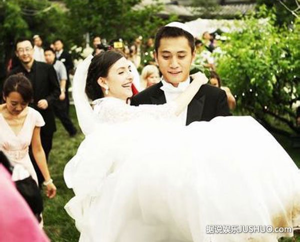 刘烨蹭机票回家“查岗” 老婆安娜变“贤内助”
