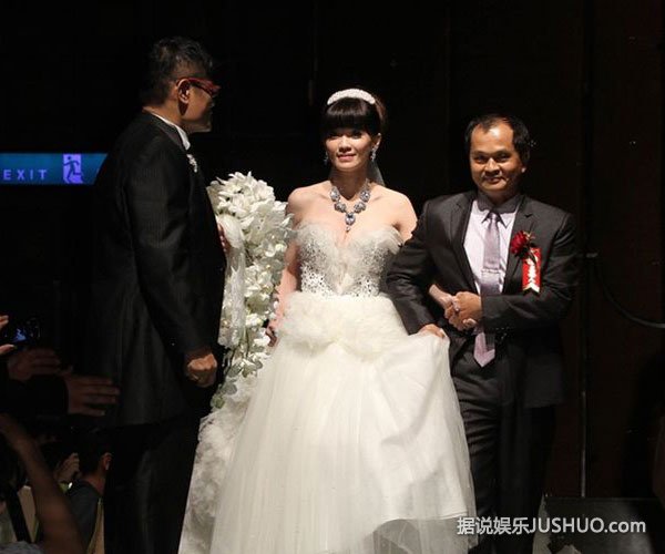 米可白婚礼花销超300万 新郎谢铭杰身价上亿