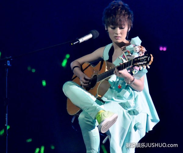 曾轶可与刘亦菲约会、与郭碧婷同游 被疑性取向