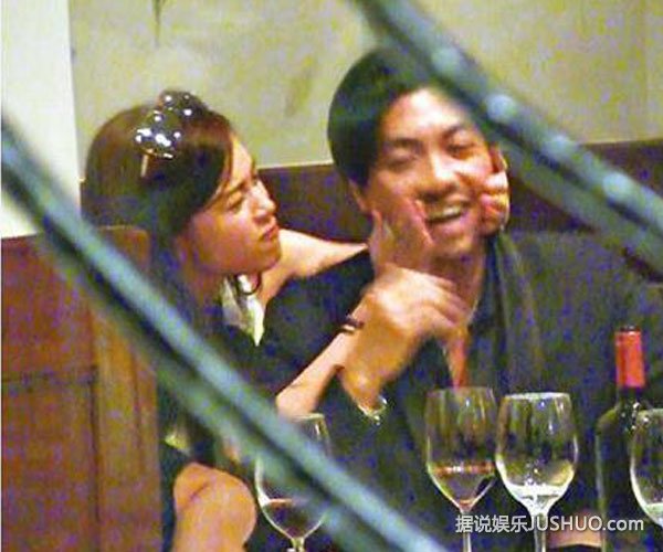 谢霆锋绯闻女友文咏珊勾阔少 当众搂抱拍脸颊 谢霆锋绯闻女友文咏珊勾阔少 当众搂抱拍脸颊