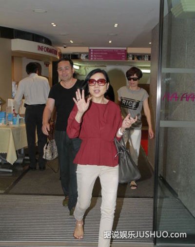 杨幂出院全家出动 “小糯米”在婴儿车拍不到