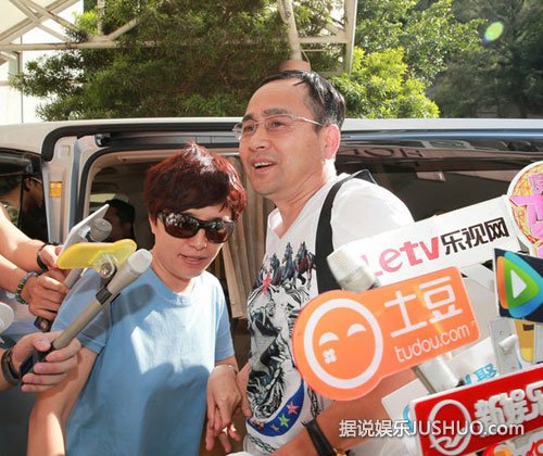 杨幂出院全家出动 “小糯米”在婴儿车拍不到