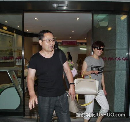 杨幂出院全家出动 “小糯米”在婴儿车拍不到