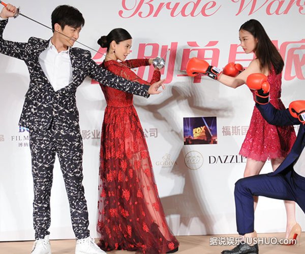 倪妮baby红裙姐妹花斗艳 贴脸嘟嘴玩亲亲